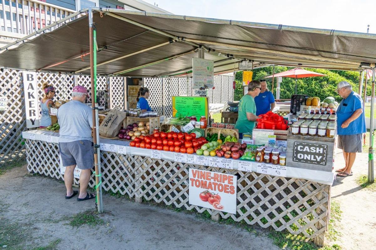 fresh-local-vegetables-at-farmers-market